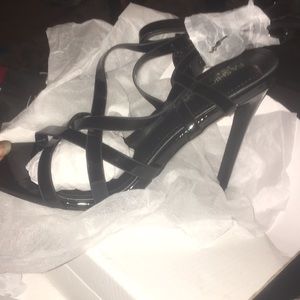 Size 6 1/2 never worn fashion nova